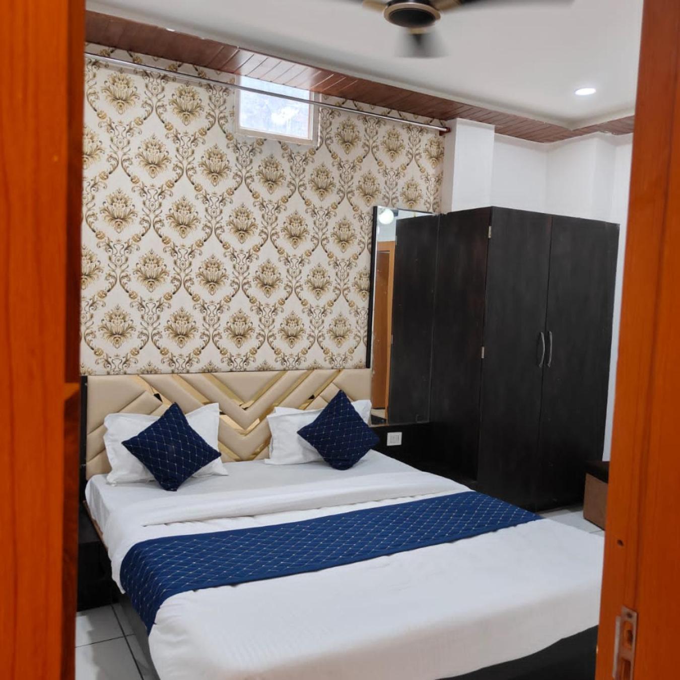 Rk Hotel & Restaurant Dewas Bagian luar foto