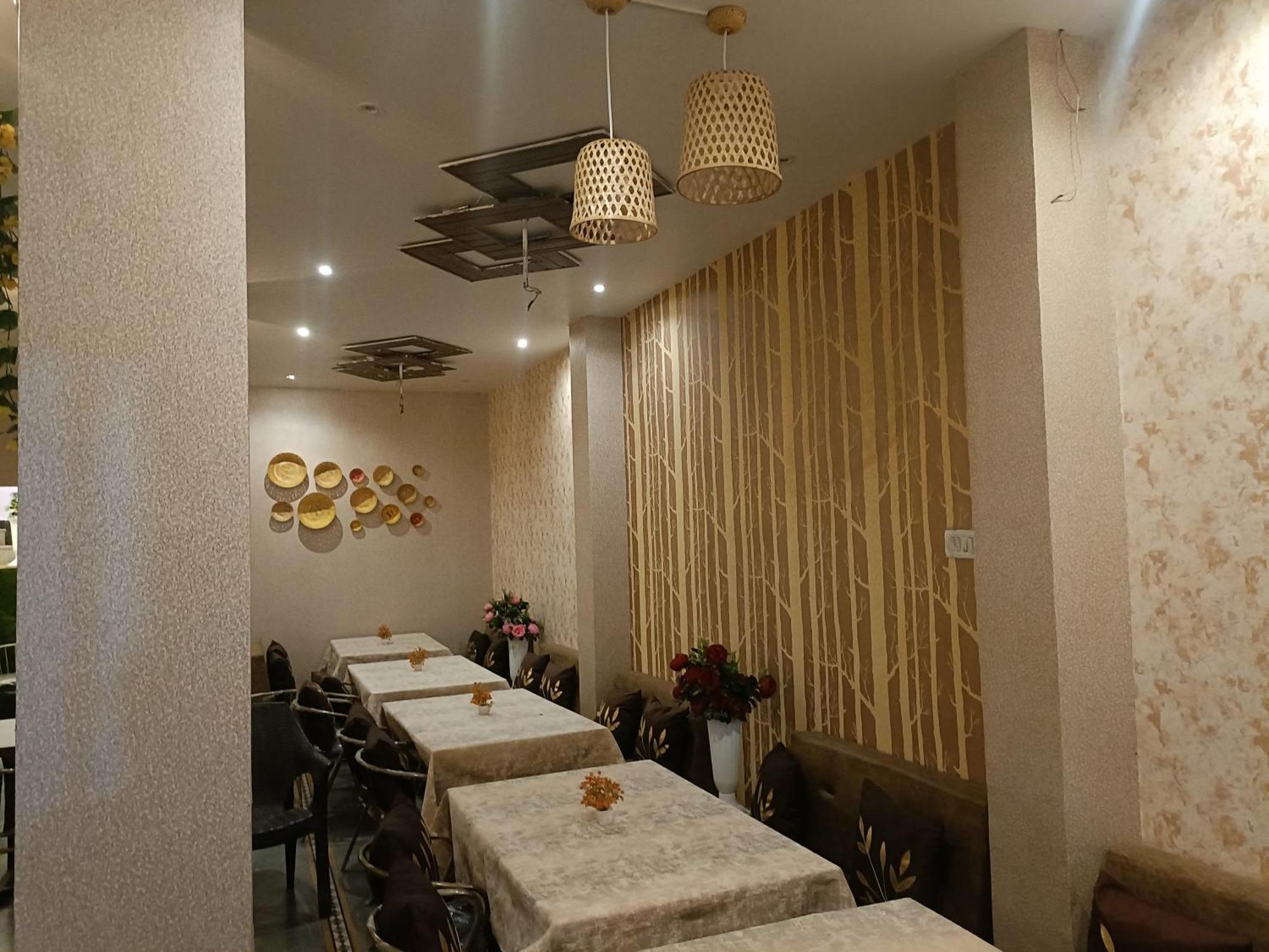 Rk Hotel & Restaurant Dewas Bagian luar foto